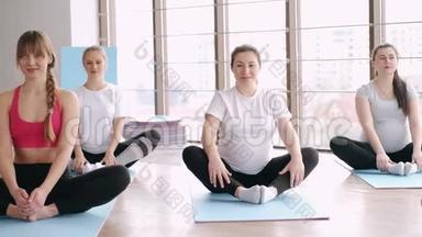 欧洲孕妇在健身馆做瑜伽